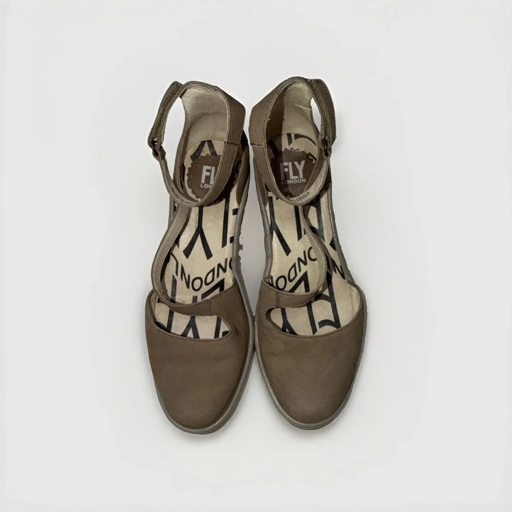 Fly London Cupido Leather Ankle Strap Closed Toe Wedge Taupe EU Size 36 / US 5.5